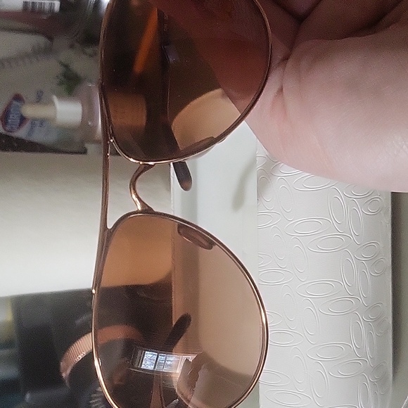 Brand new in the box Oakley aviator sunglasses with turtle shell sides - Picture 2 of 9